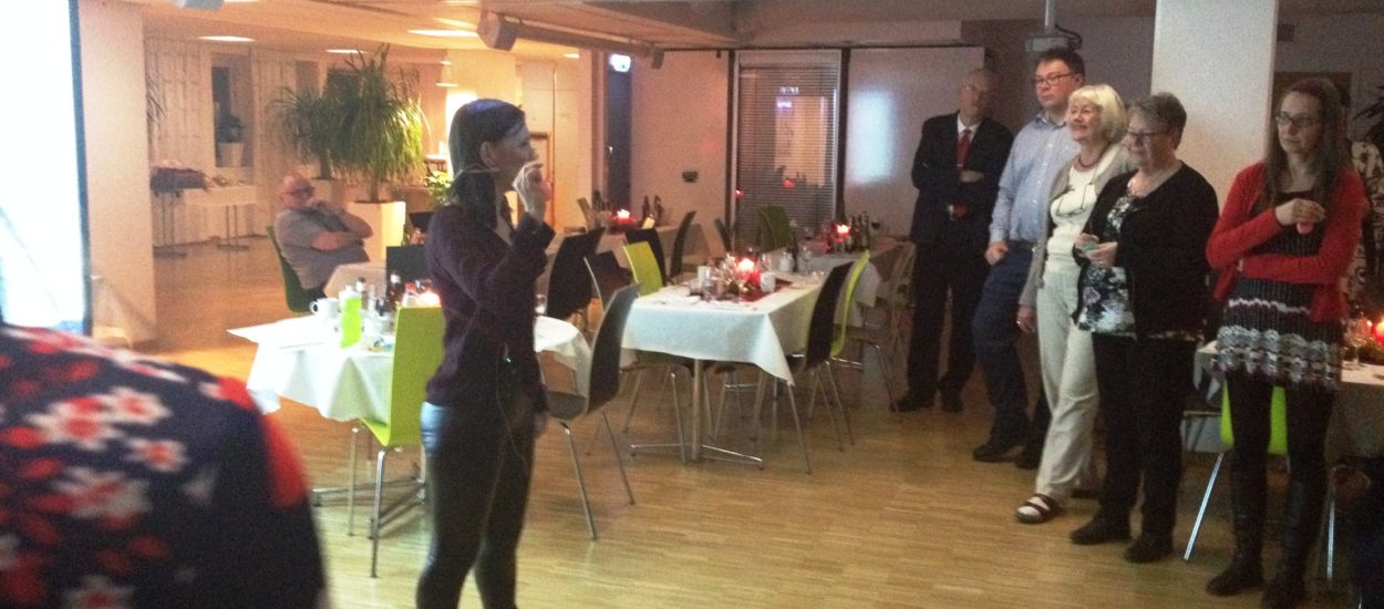 Sångpedagogen Cecilia Nedgård håller workshop i körsång på företag